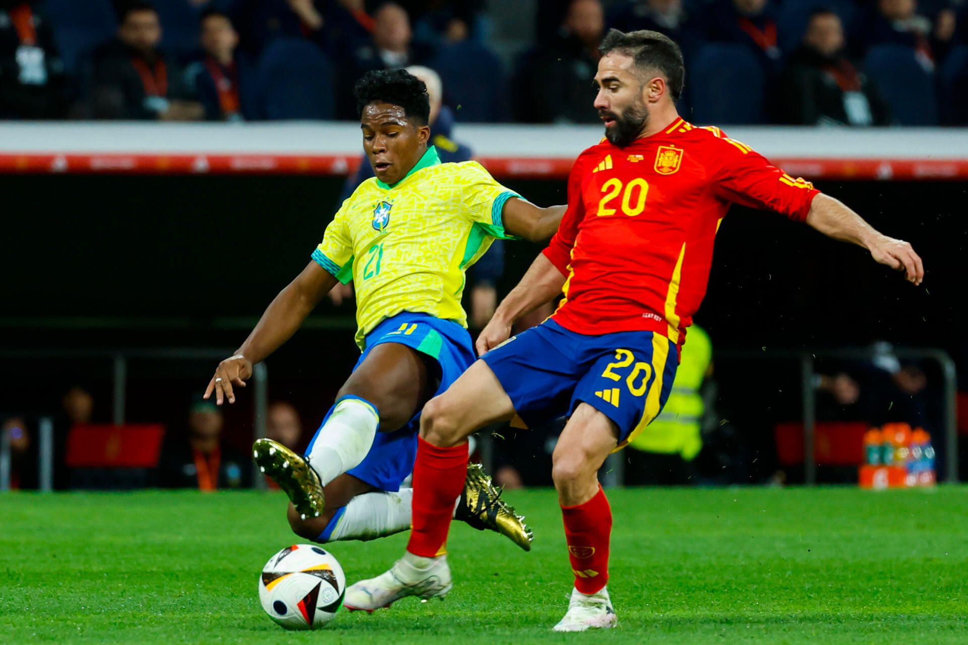  Carvajal y Endrick, en una jugada del España-Brasil (FOTO: Cordón Press).