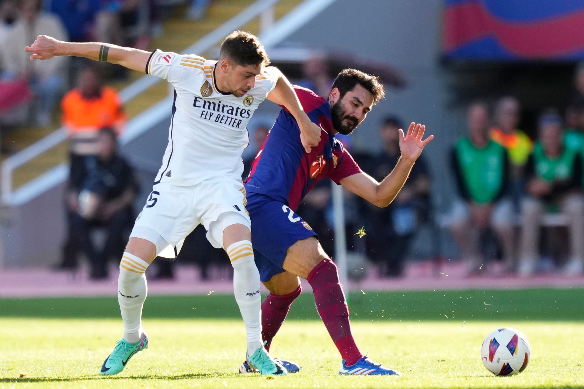  Fede Valverde lucha un balón con Gündogan en el Clásico (FOTO: EFE).
