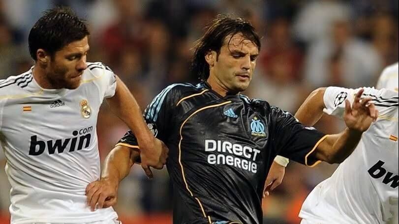 Fernando Morientes contra Xabi Alonso en un Real Madrid - Marsella