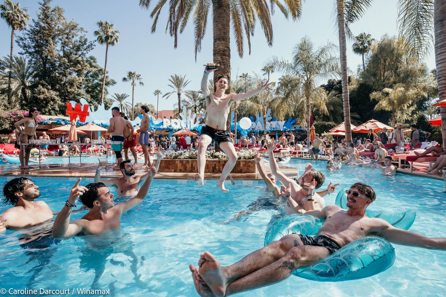 Fiesta en la piscina con DJ