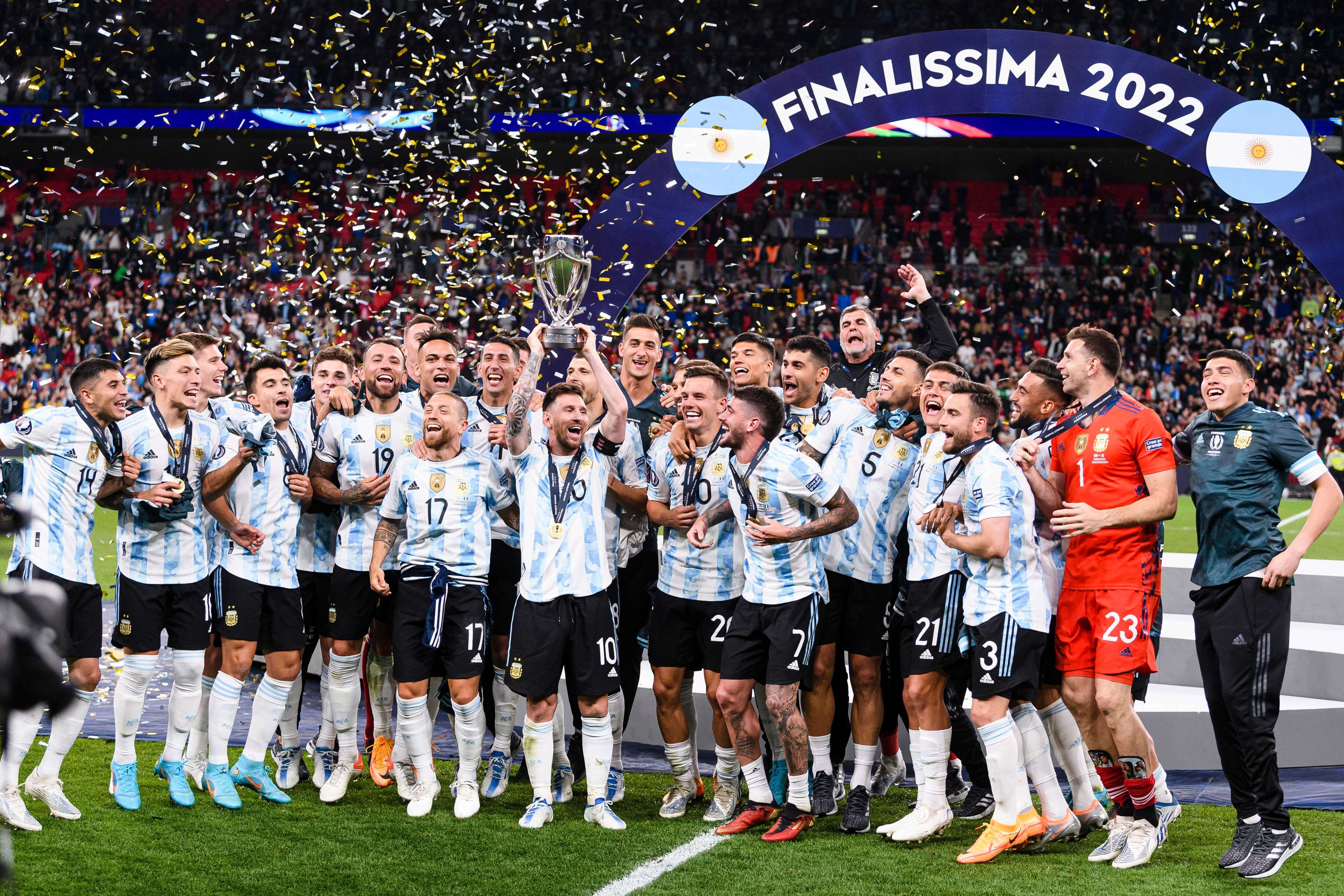 Leo Messi levanta el trofeo de la Finalissima 2022.