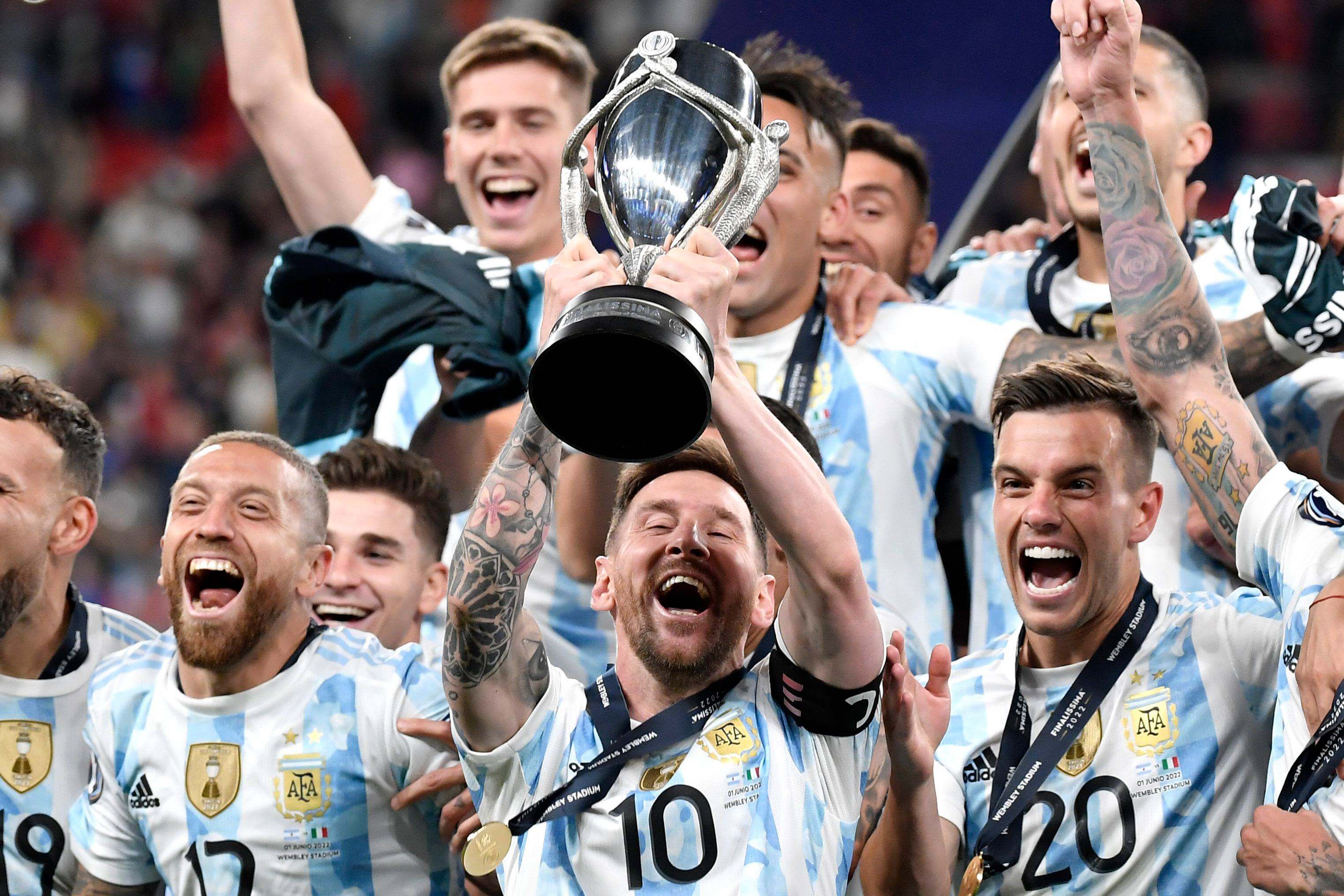  Leo Messi levanta el trofeo de la Finalissima 2022.