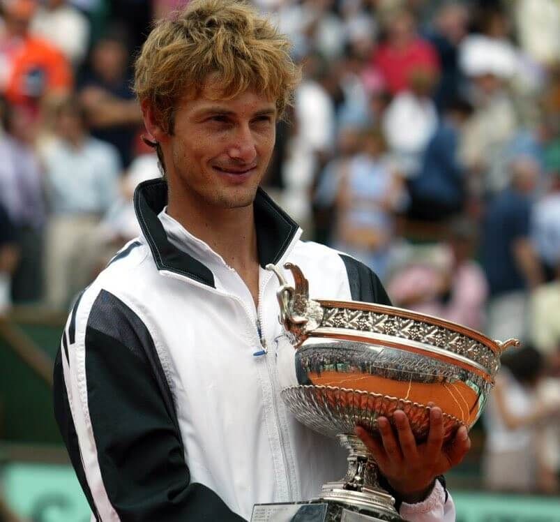  Juan Carlos Ferrero con el trofeo de Roland Garros 2003
