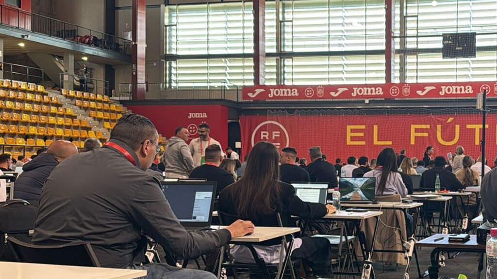  Candidatos a agente FIFA durante el examen que la RFEF ha suspendido.