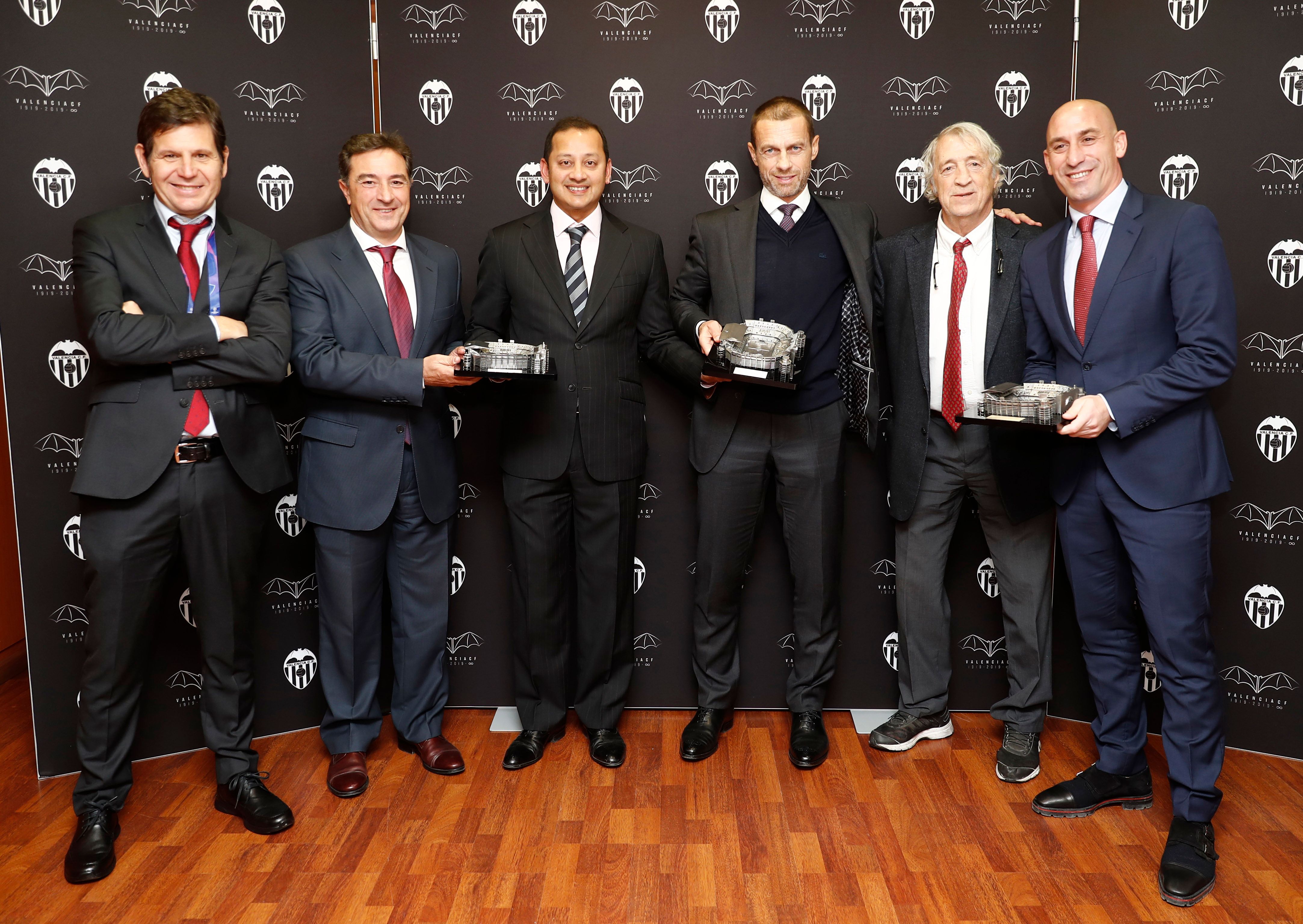 Anil Murthy y Rubiales en el palco de Mestalla.
