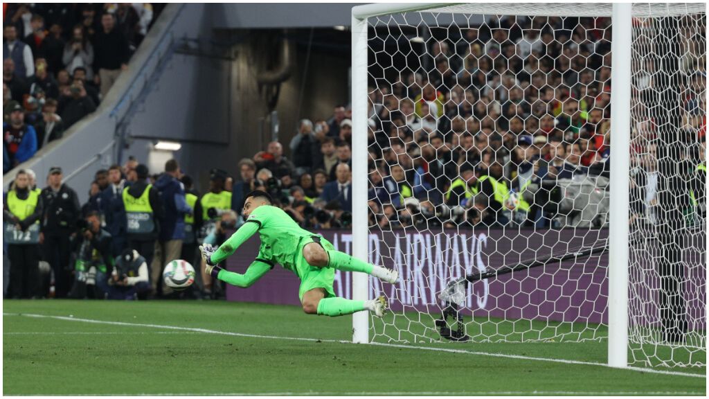  El momento en el que Diogo Costa para el penalti de Álvaro Morata.