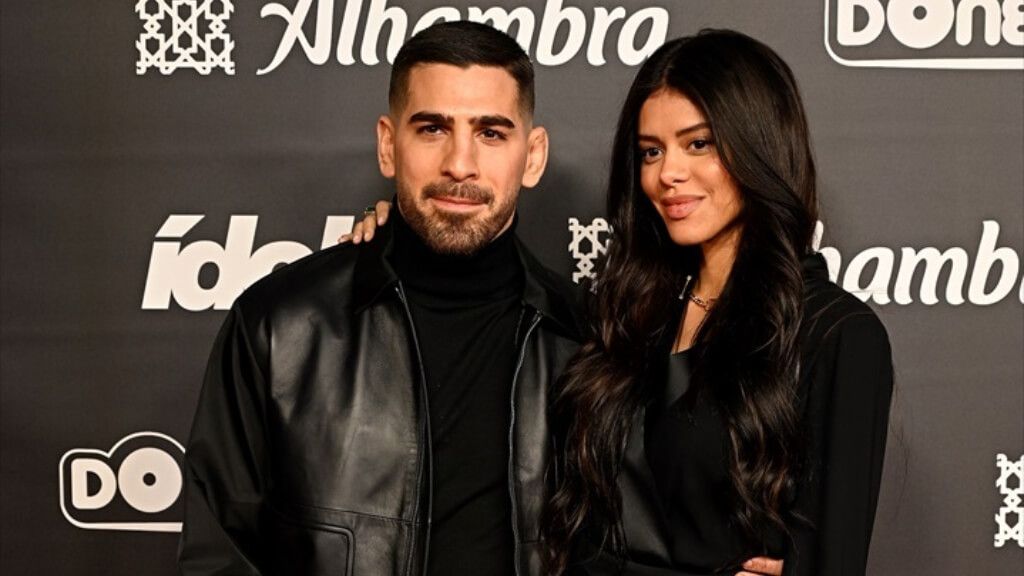 Ilia Topuria posa junto a su mujer en los Premios Ídolo