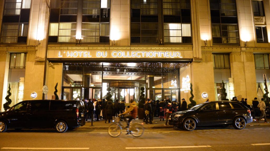 Los hinchas del PSG lanzan petardos de madrugada contra el hotel del Barça: "Se han asustado un po