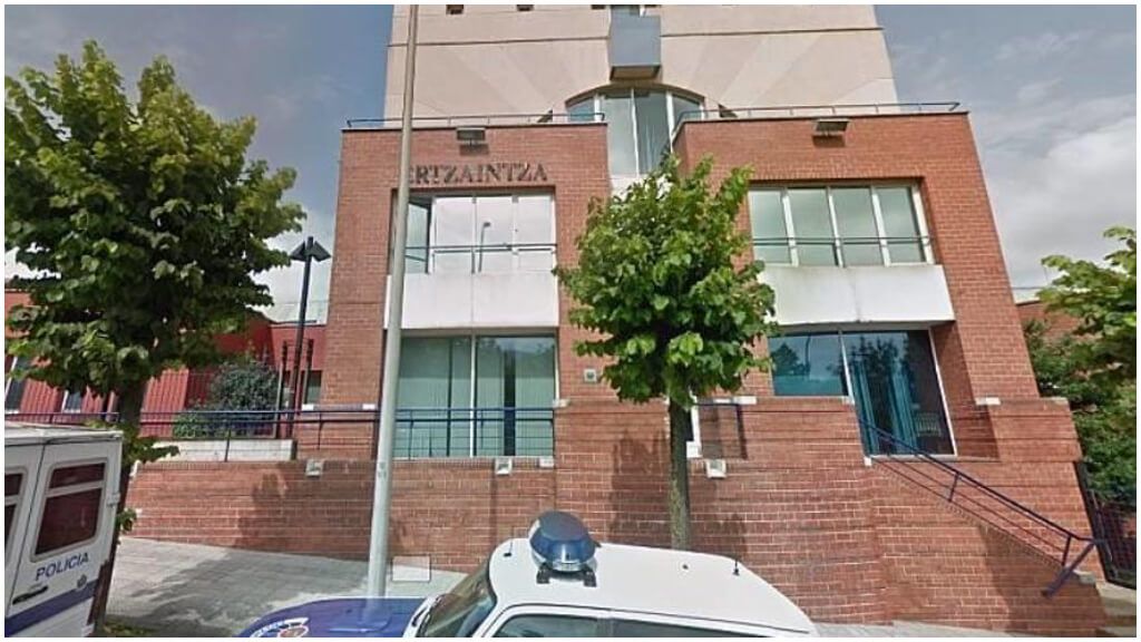  Fachada de la comisaria de la Ertzaintza en Sestao donde las menores demandaron a su entrenador.