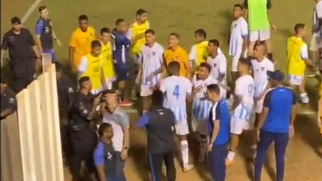 Varios jugadores se enzarzan al terminar el partido