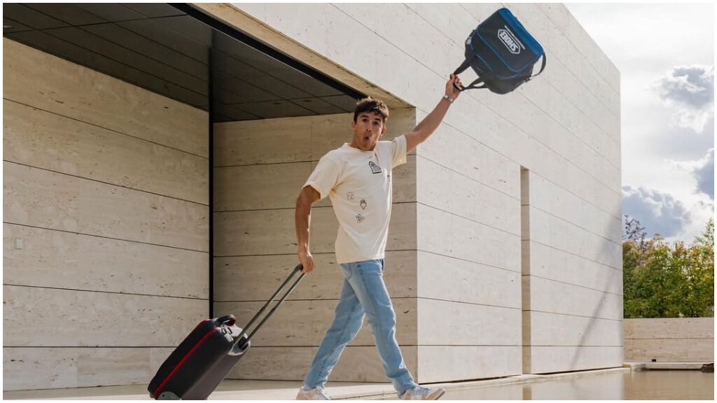  Marc Márquez, junto a su mansión de "La Finca" (foto: @marcmarquez93).