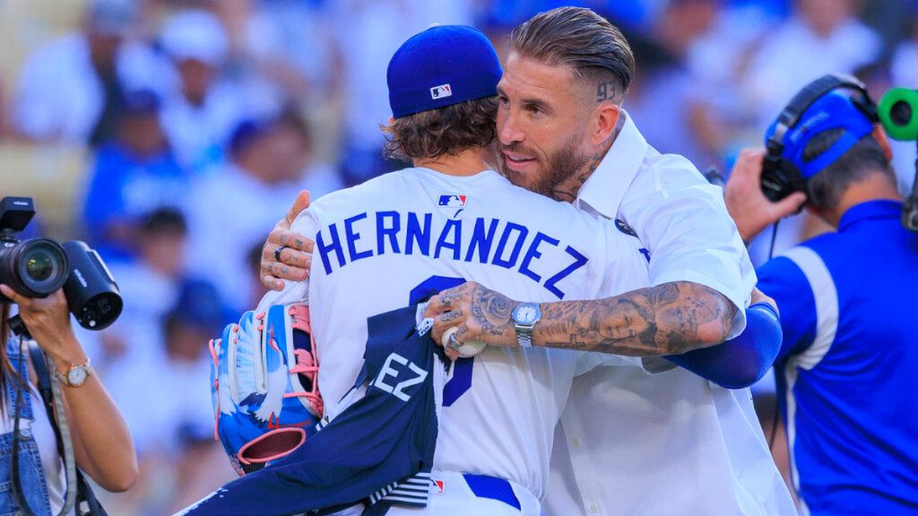  Sergio Ramos junto a Enrique Hernández en el Dodger Stadium (Cordon Press)