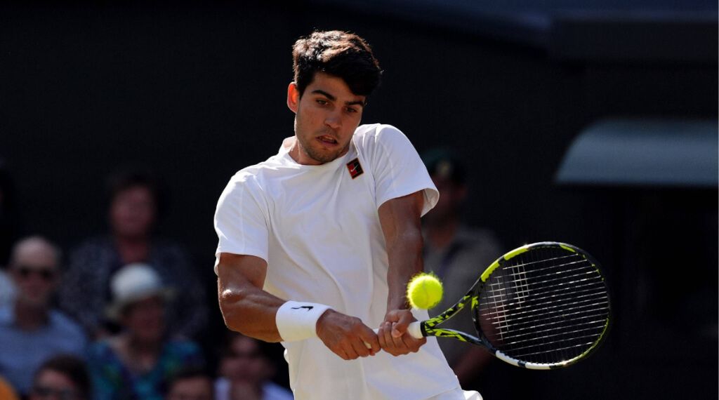  Carlos Alcaraz, durante un punto de la final