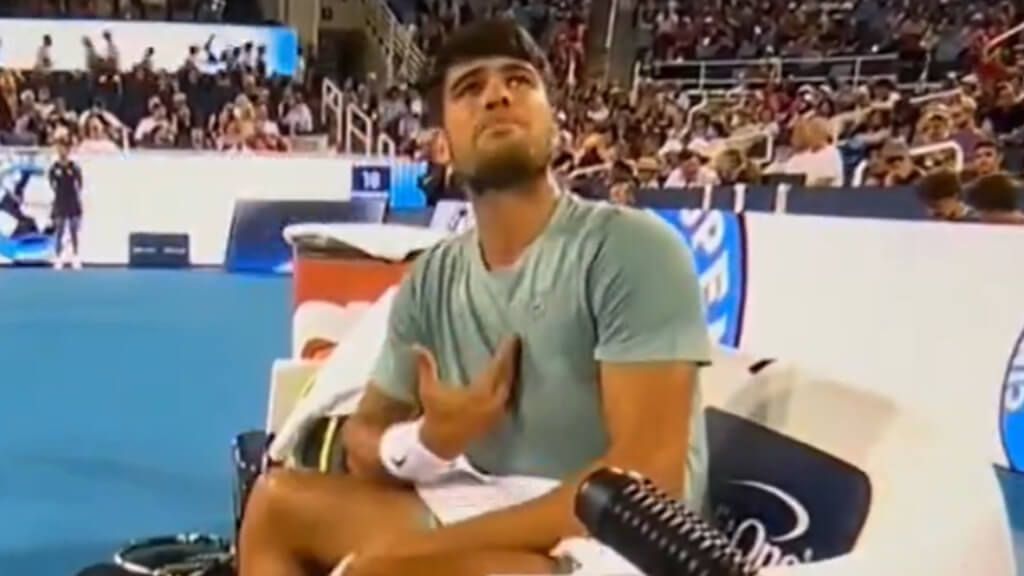 Carlos Alcaraz no entendía la petición del juez de silla por las botellas.