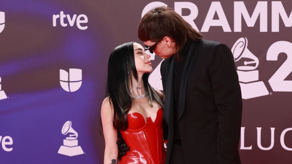 Nicki Nicole con Peso Pluma en la alfombra roja (Europa Press)