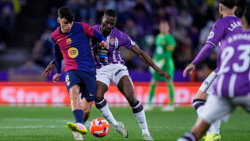  Pedri González busca un pase ante la presencia de Sylla en el Barcelona-Valladolid (foto: Cordon P