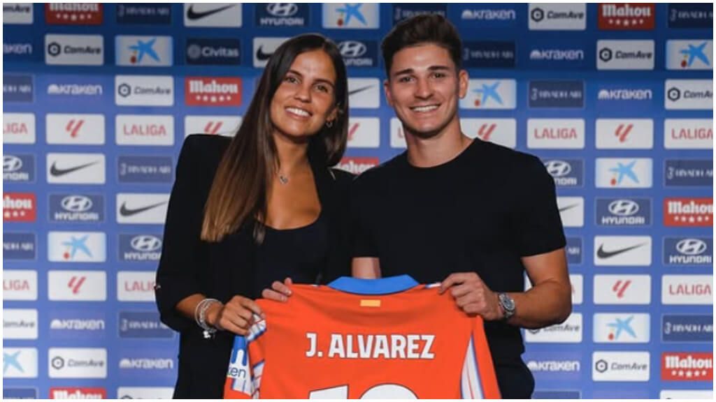 Emilia Ferrero en la presentación de Julián Álvarez con el Atlético de Madrid. (@emiliafferrero)