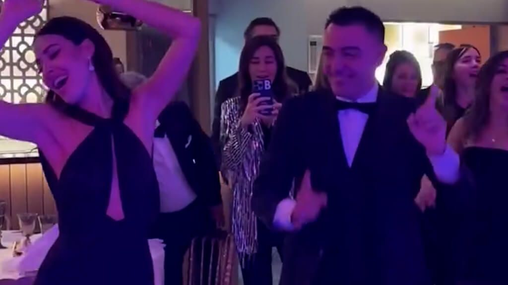 Xavi Hernández y su mujer bailando en su fiesta de cumpleaños.