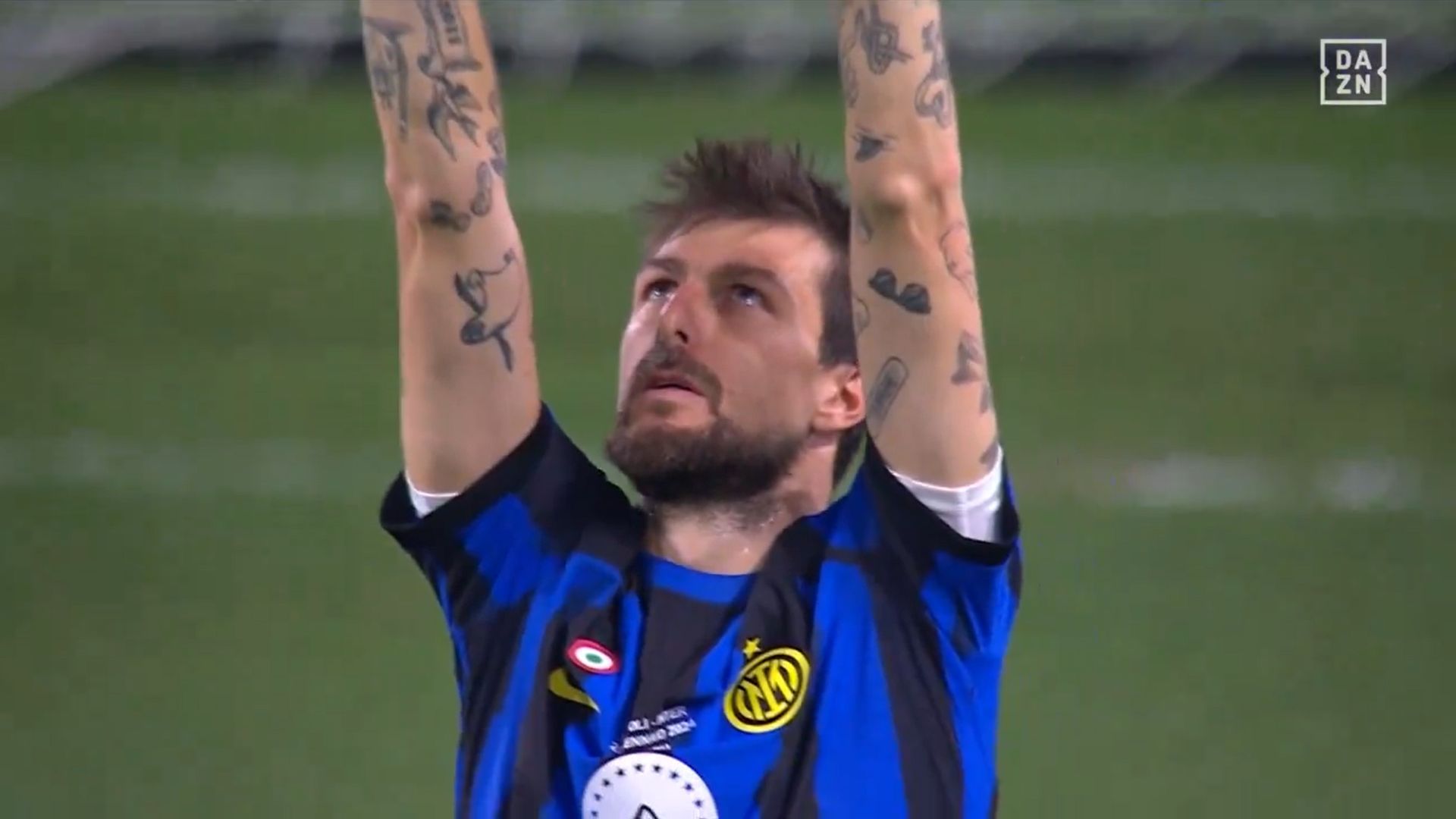  Franco Acerbi homenajea a Gigi Riva durante la Supercopa de Italia.