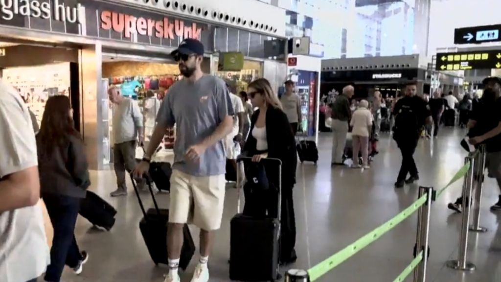  Gerard Piqué y Clara Chía en el aeropuerto, durante su escapada por Málaga (TardeAR)