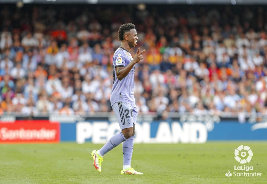 Gestos de Vinícius a Mestalla tras ser expulsado.