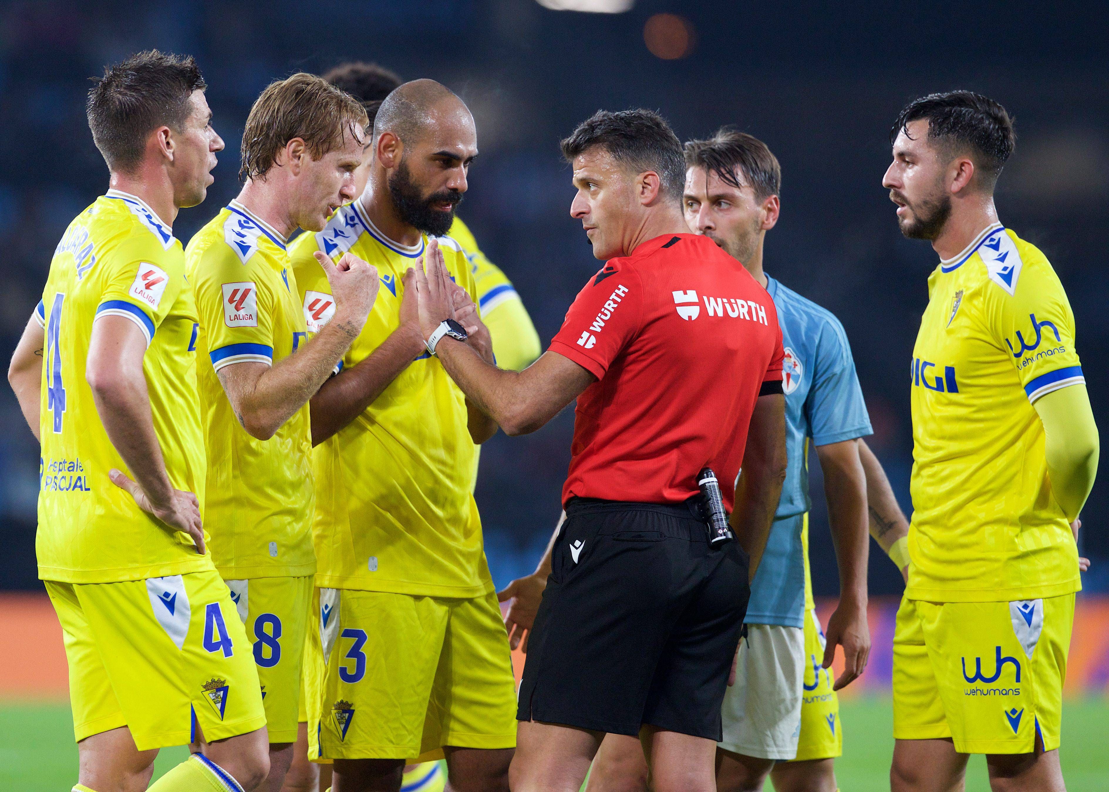  Gil Manzano explica a los jugadores su decisión de expulsar a Víctor Chust