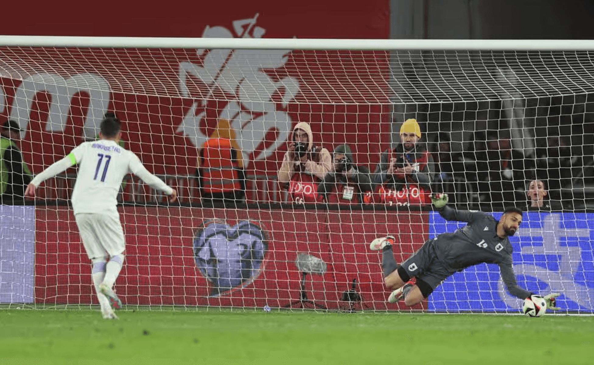  Giorgi Mamardashvili para un penalti con Georgia..png