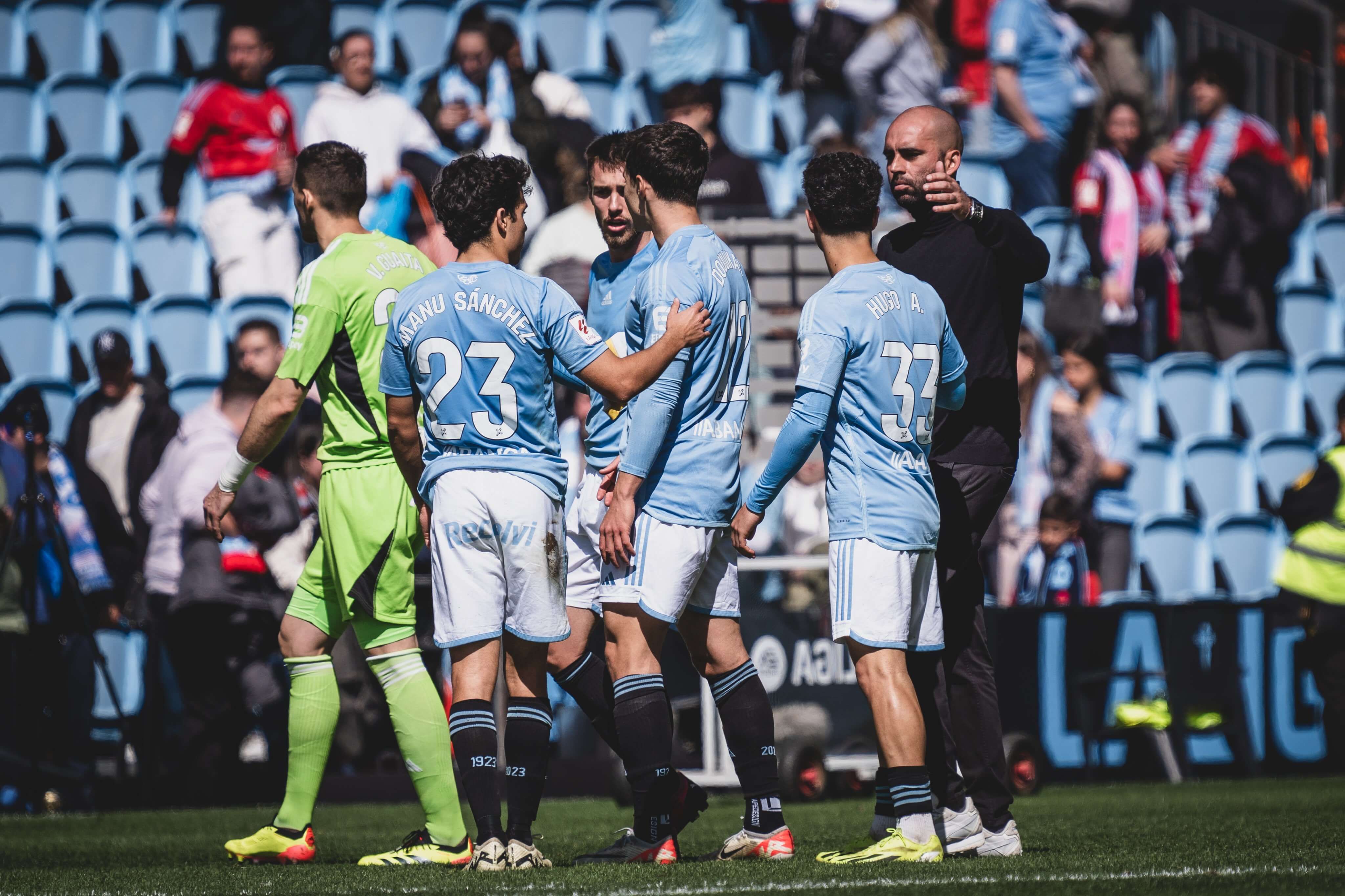  Los jugadores con Giráldez dan las gracias a la afición.