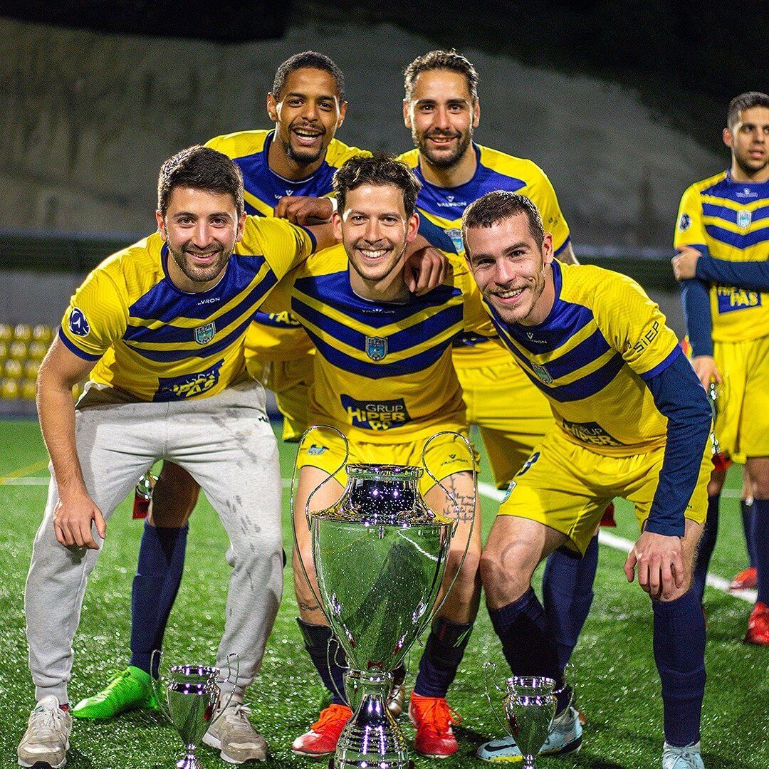  Jugadores del Pas de la Casa con un trofeo
