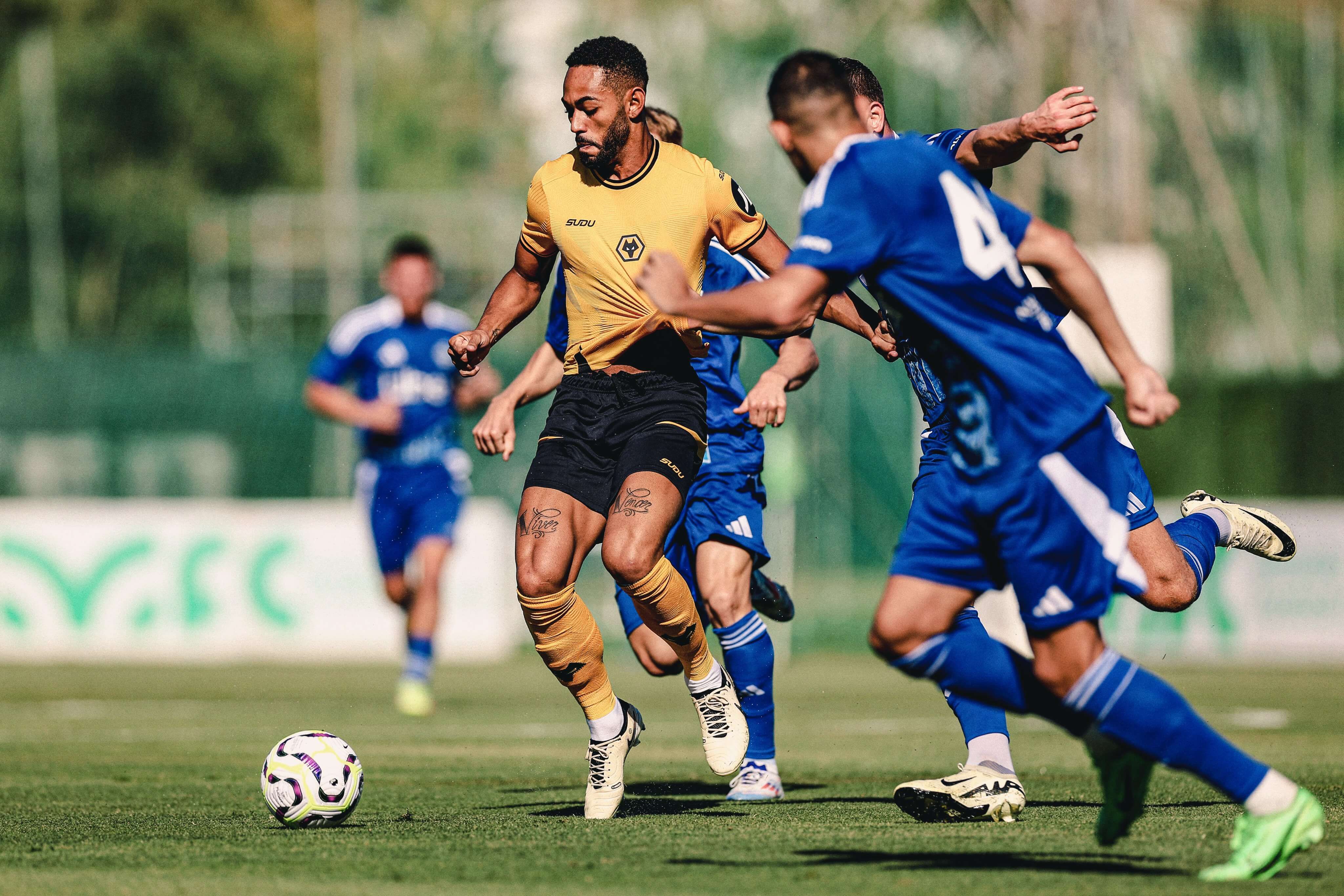  Como y Wolves en el partido de pretemporada en Marbella (@wolves)