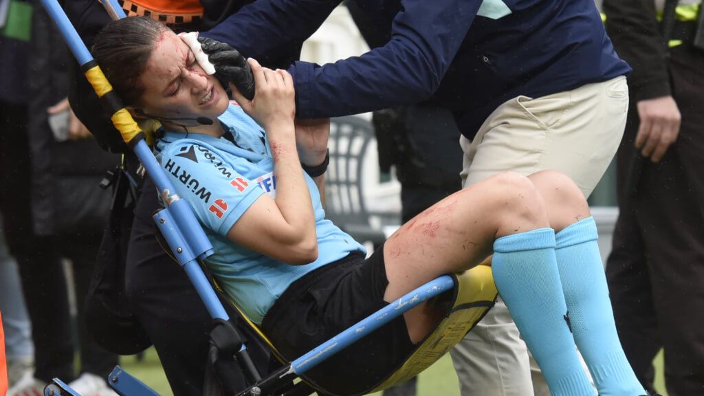  Guadalupe Porras tuvo que ser retirada en camilla tras el golpe con la cámara