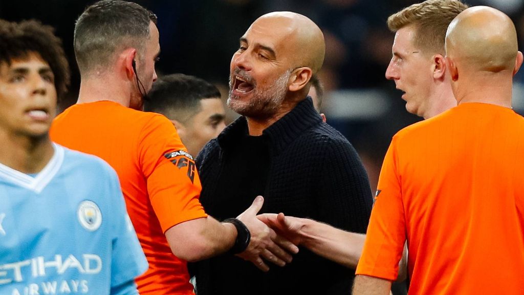 Guardiola y el árbitro del Manchester City - Newcastle.