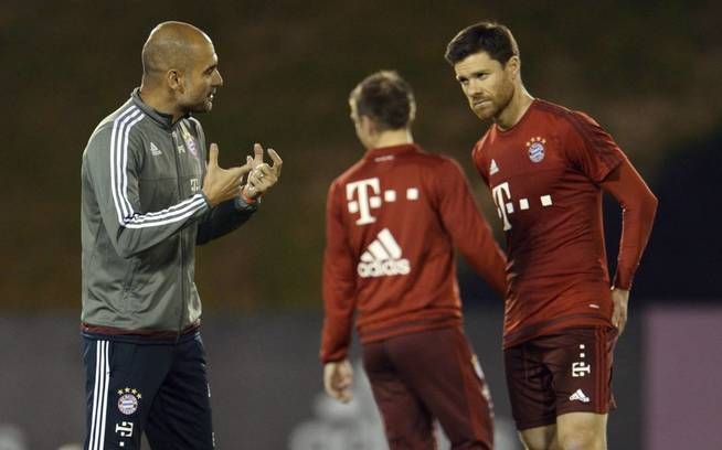 Guardiola y Xabi Alonso, en un entrenamiento del Bayern.