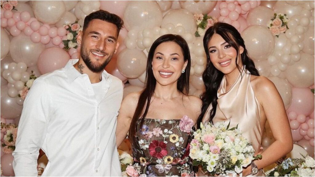 Nemanja Gudelj, con Ceca Araznatovic y Anastasija