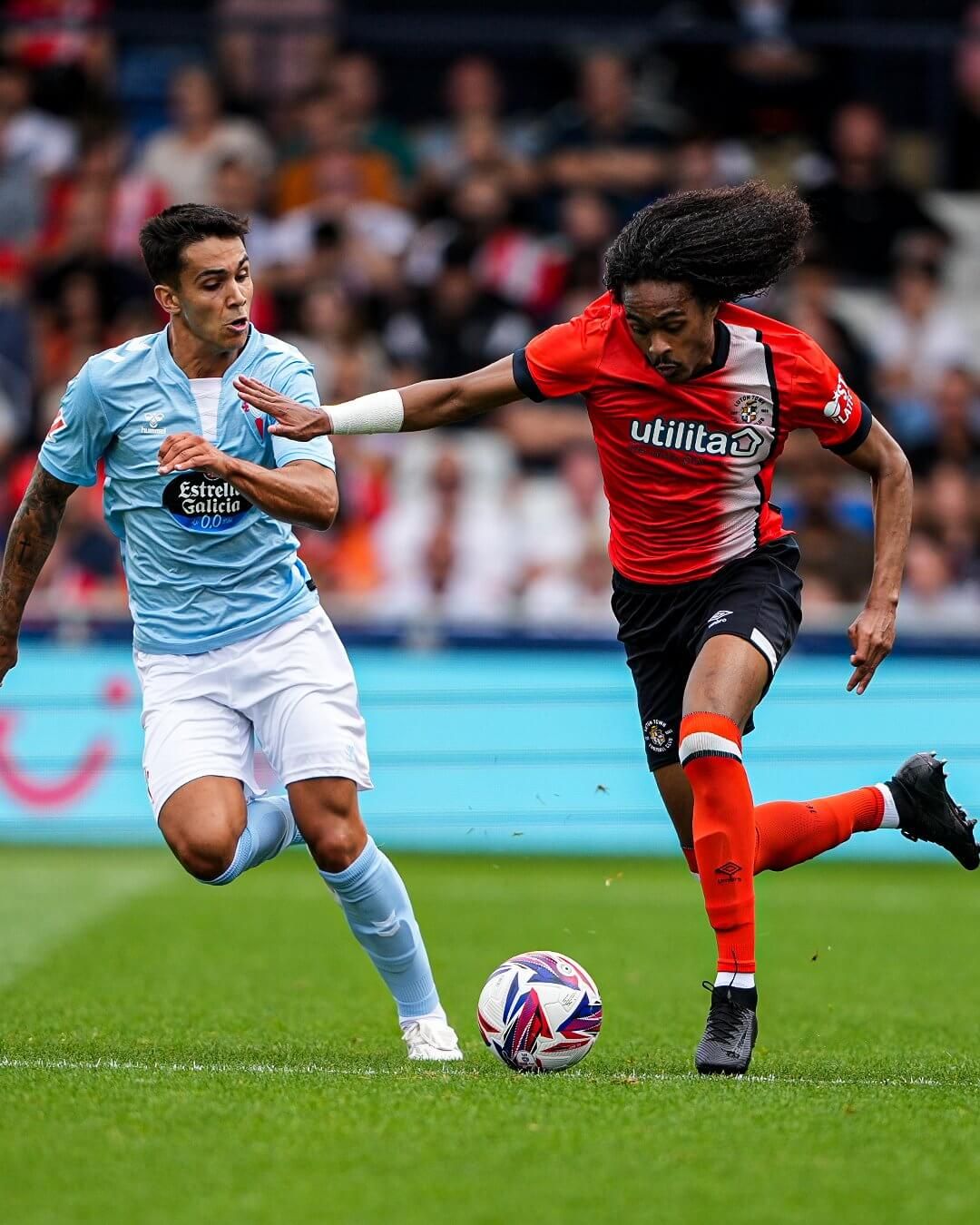 Hugo Sotelo tapando a un rival.