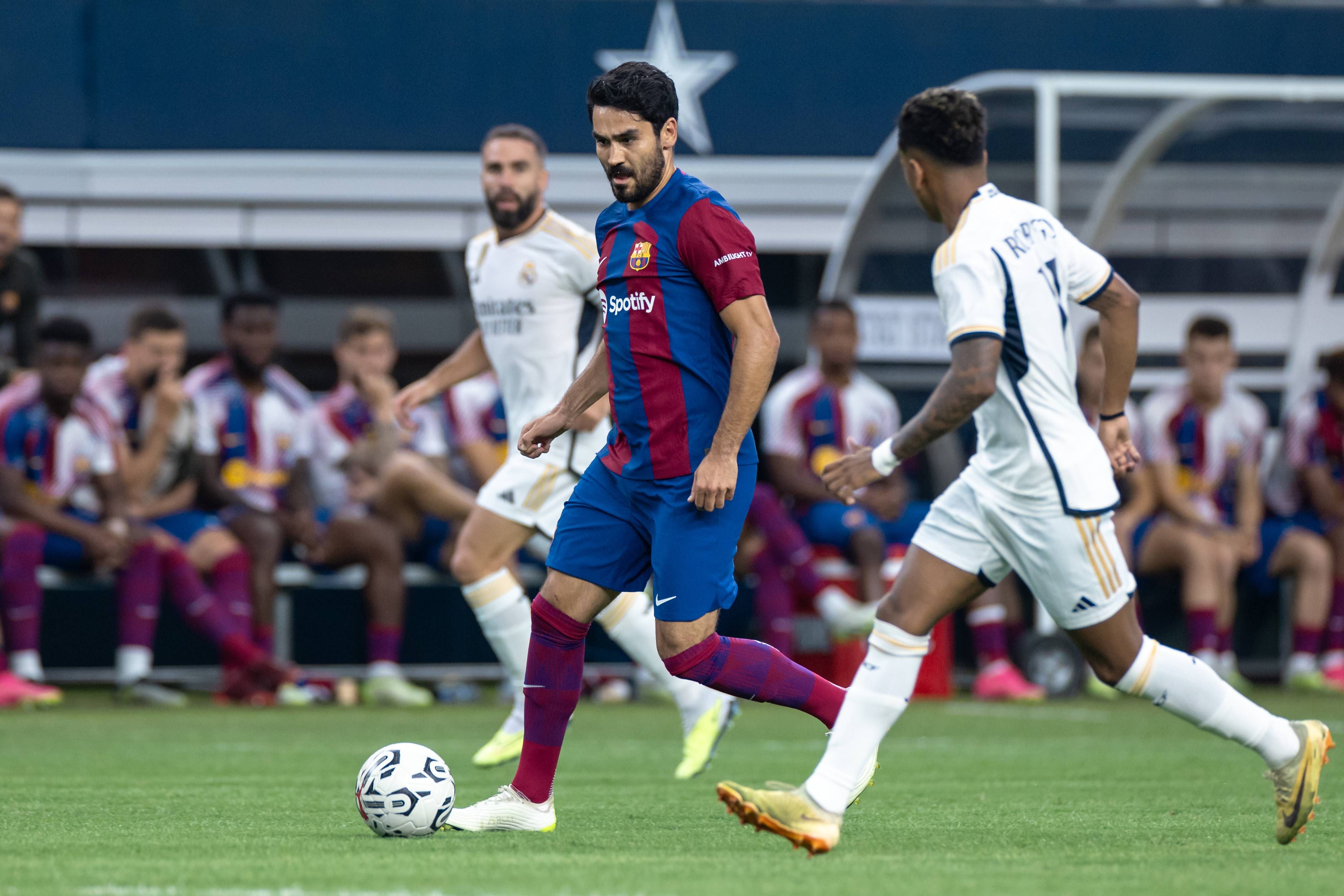  Gündogan conduce el balón durante el Clásico de pretemporada (FOTO: Cordón Press).