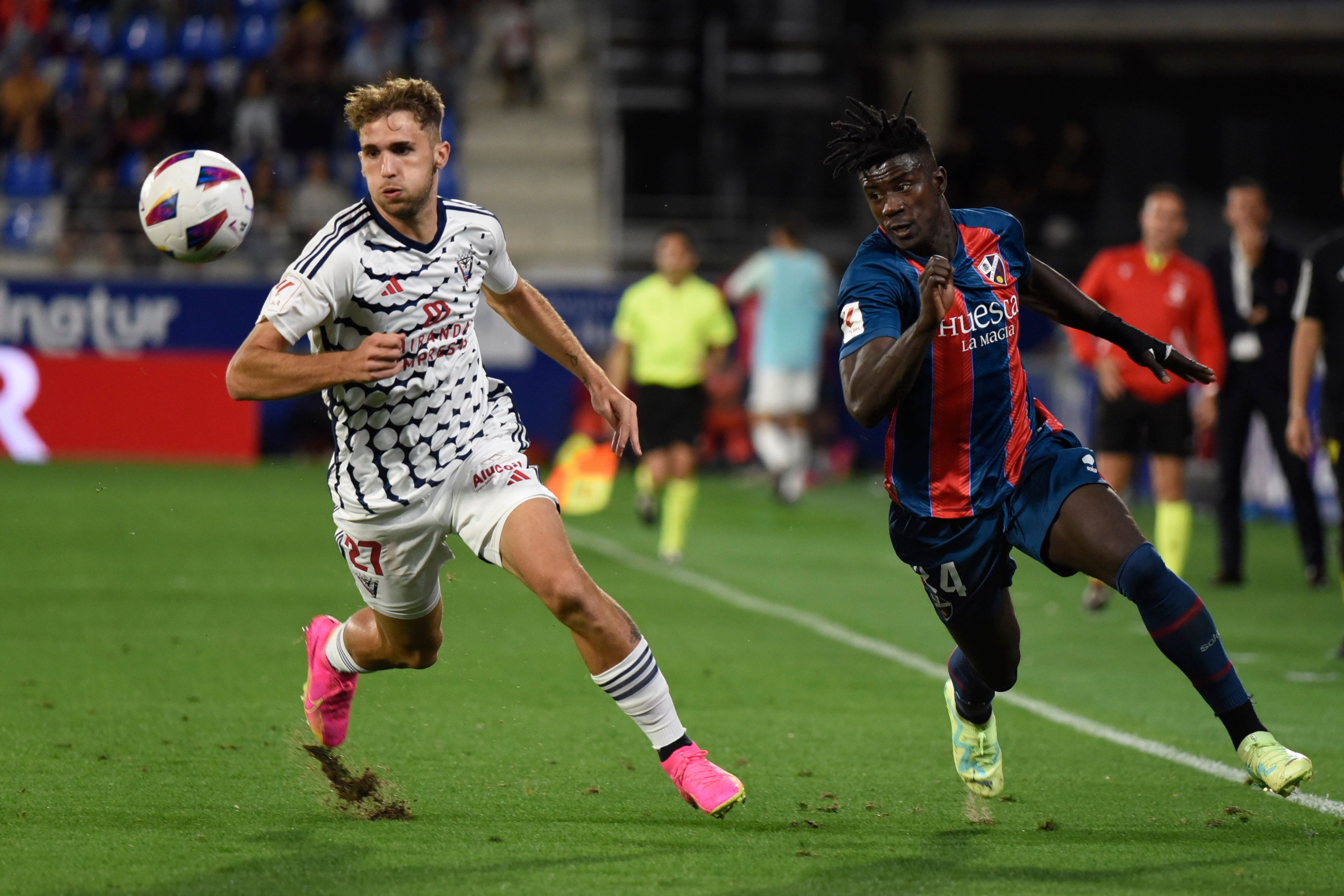  Un lance del Mirandés-Huesca de la 4ª jornada de LALIGA HYPERMOTION.