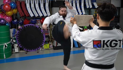  Ibai Llanos en uno de los ejercicios de la clase (canal de youTube de Ibai)