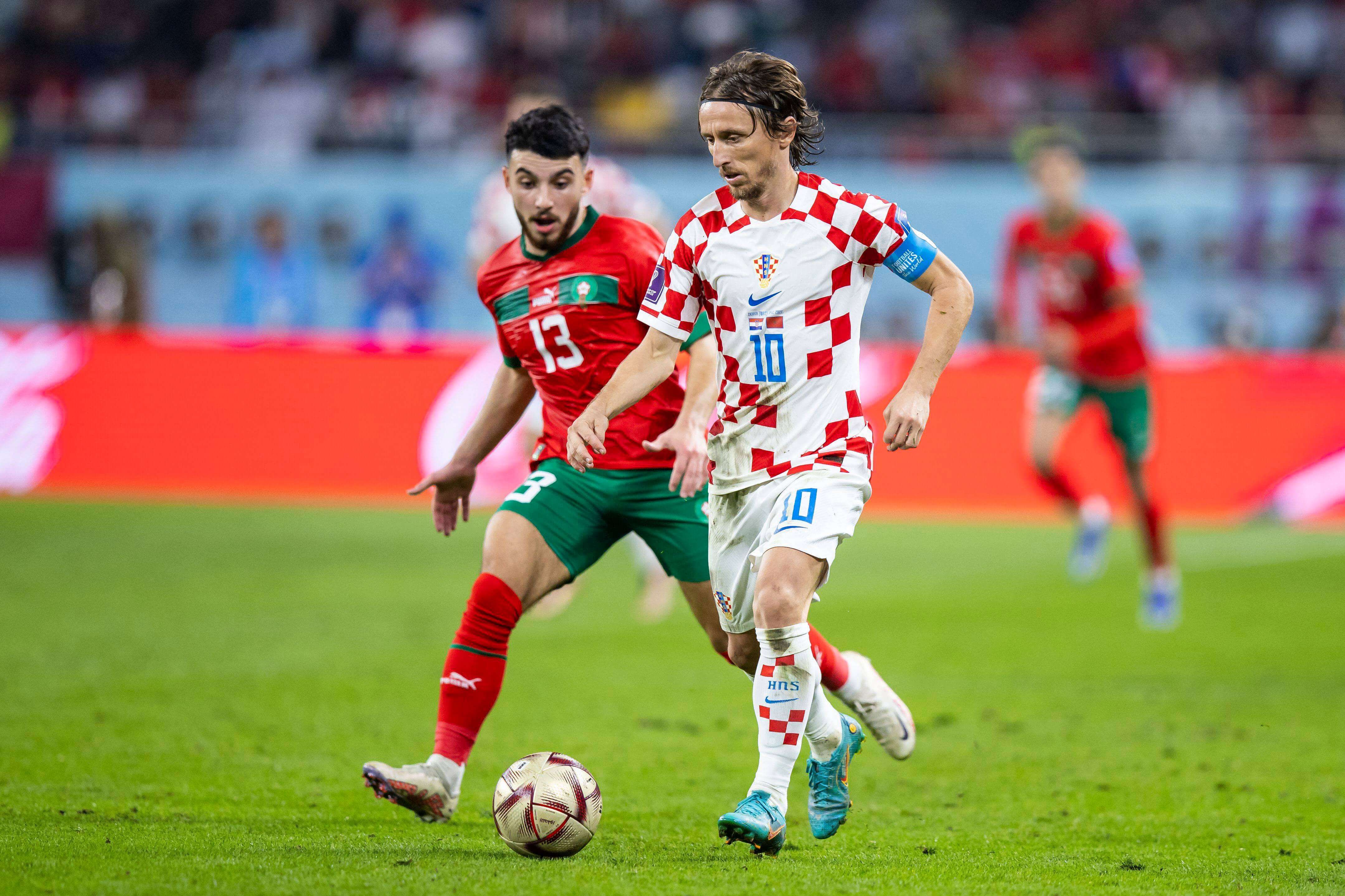 Ilia Chair defendiendo a Modric en un Marruecos - Croacia del Mundial de Qatar