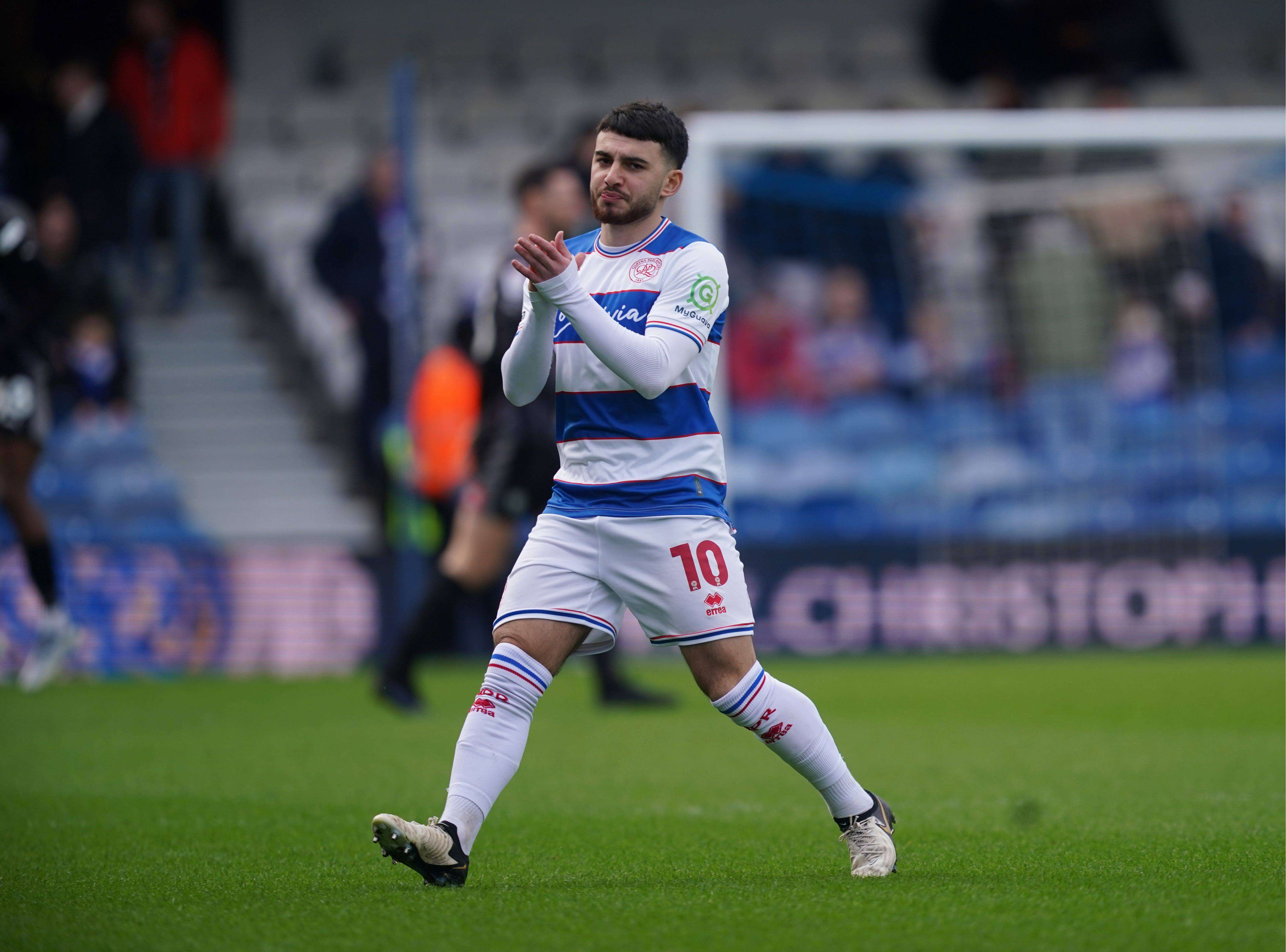 Ilias Chair en un partido de Championship con el Queens Park Rangers