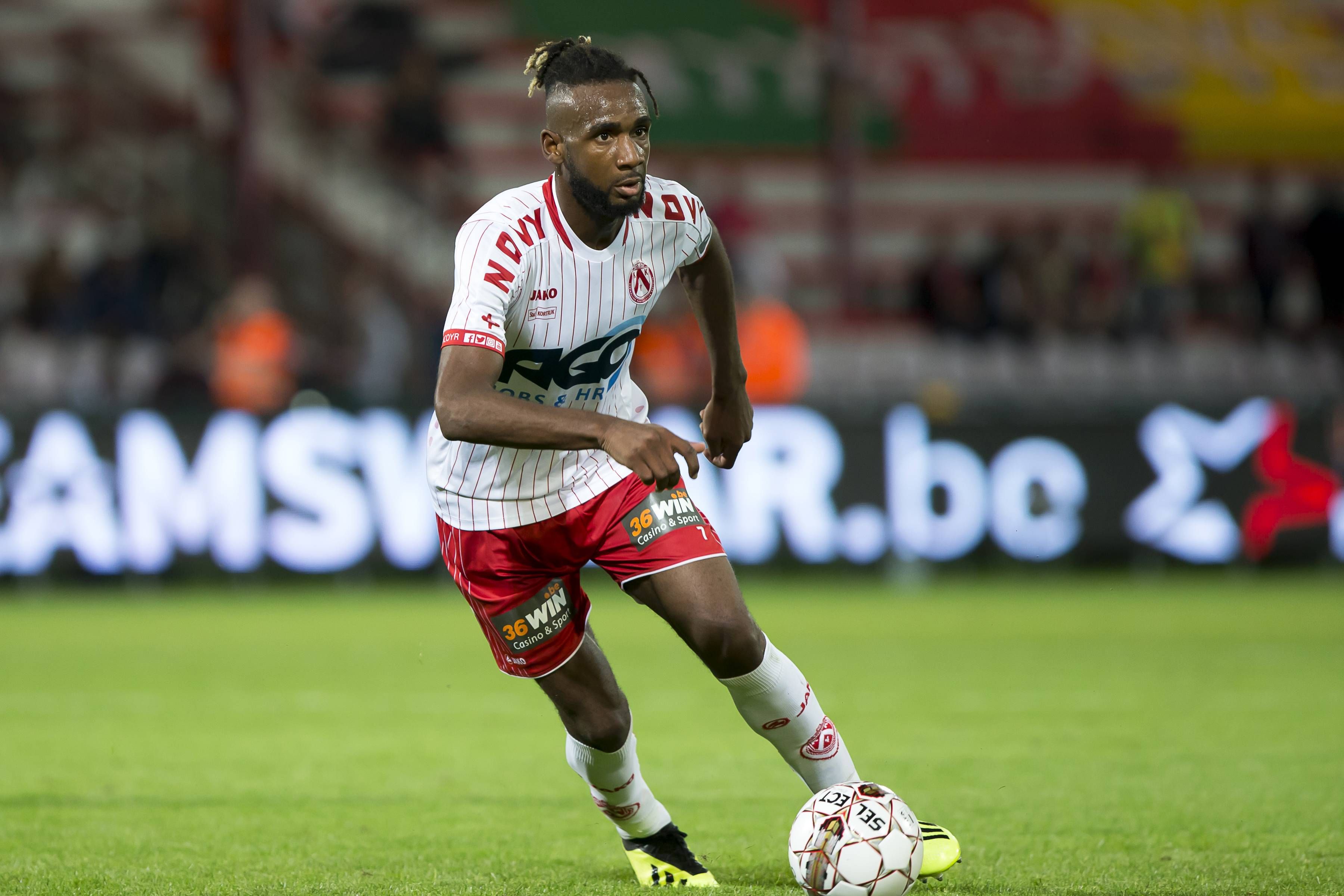  Ilombe Mboyo jugando un partido con su actual club en Bélgica (Cordon Press).