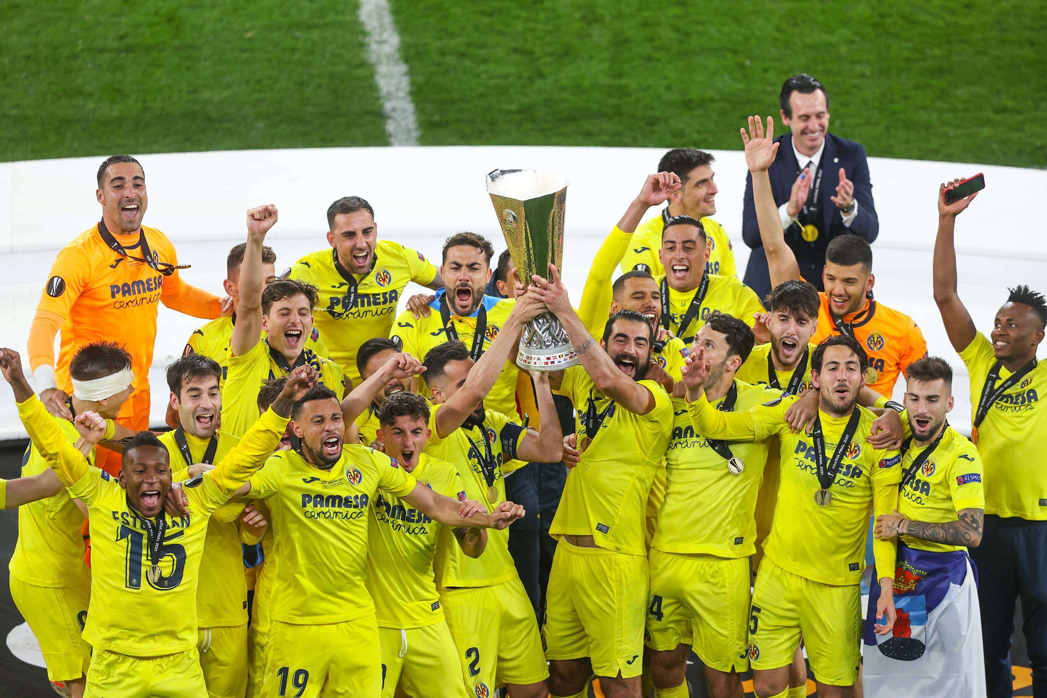 Los jugadores del Villarreal levantan la Europa League de 2021