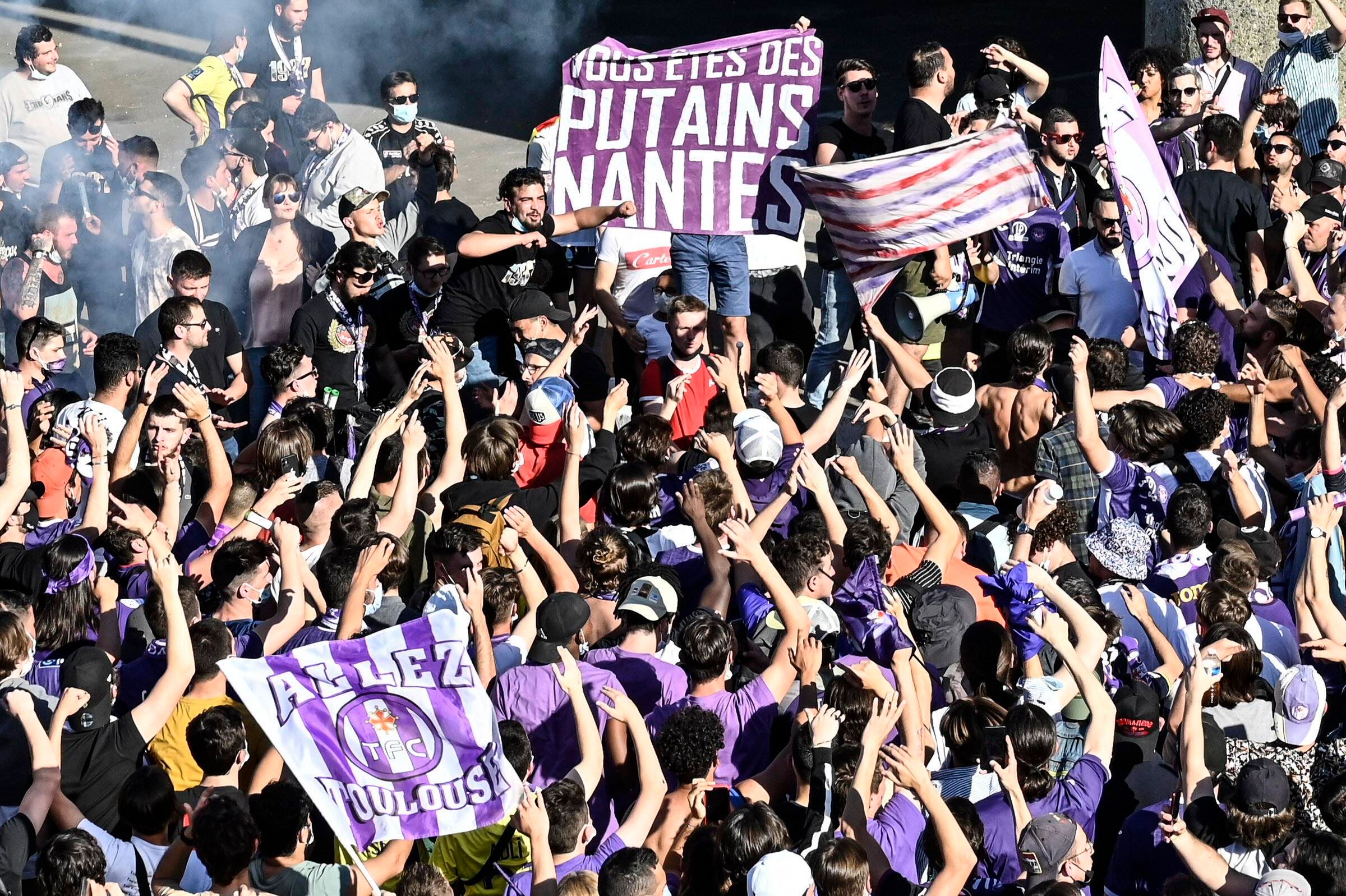  La afición de ambos equipos, Nantes y Toulouse, antes de un partido en 2021.