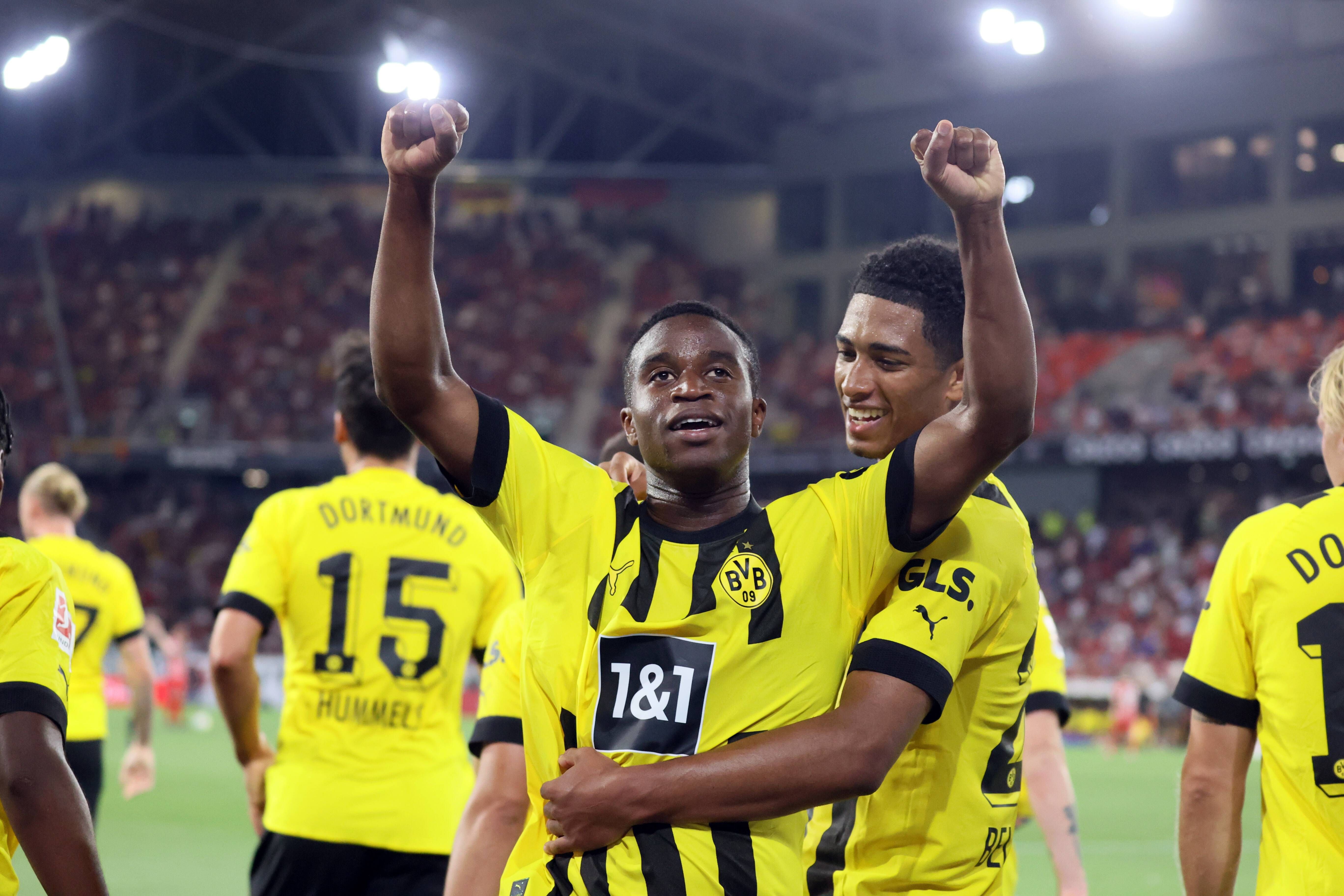  Yousoufa Moukoko junto a Jude Belligham en el Borussia Dortmund