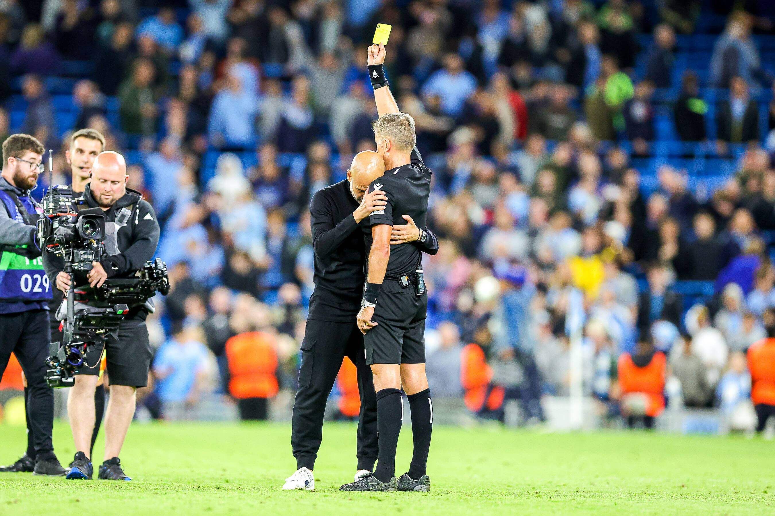  Pep Guardiola tras recibir una amarilla en la Premier League