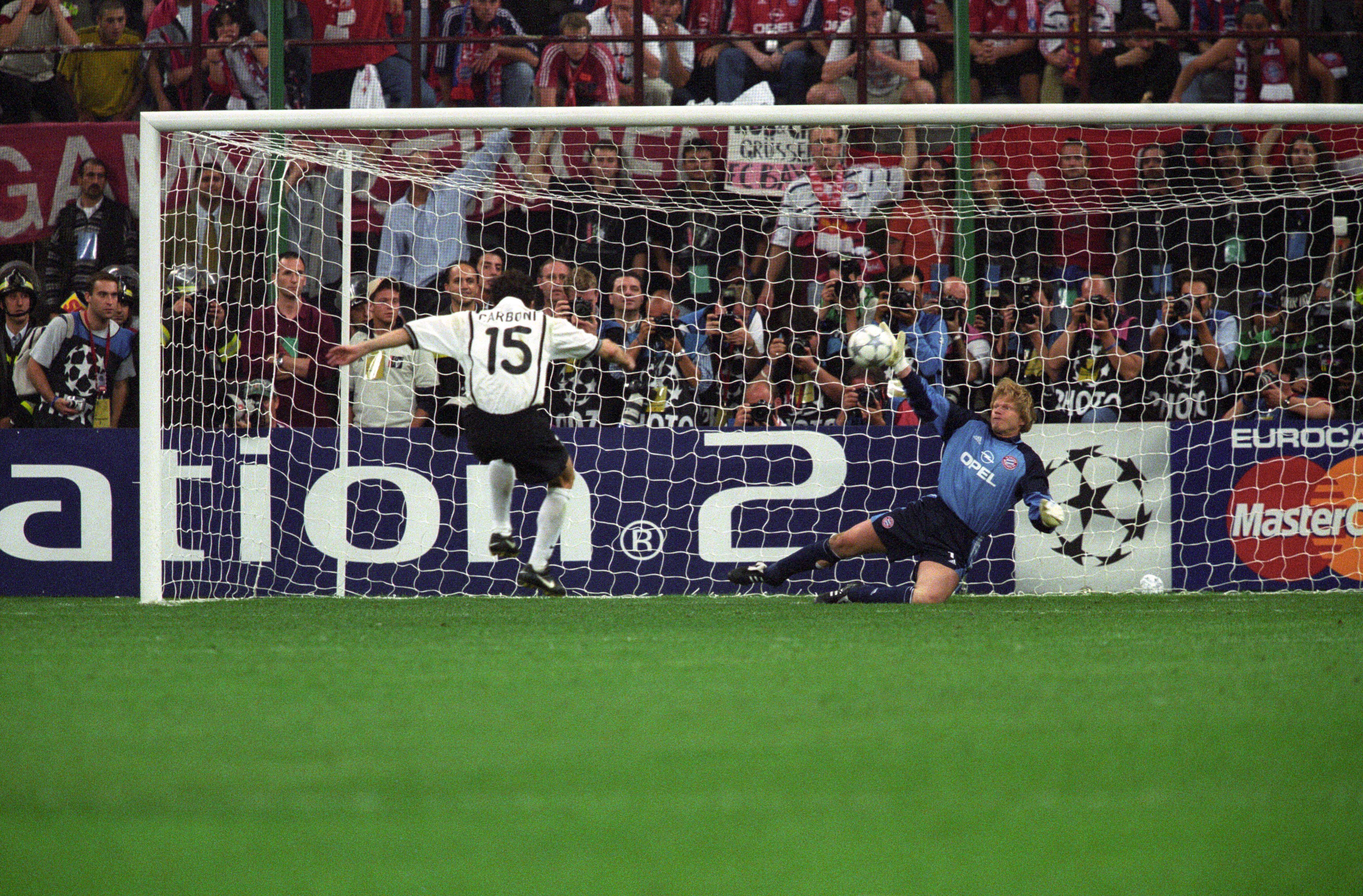 Oliver Kahn detiene un penalti a Carboni en la final de 2001
