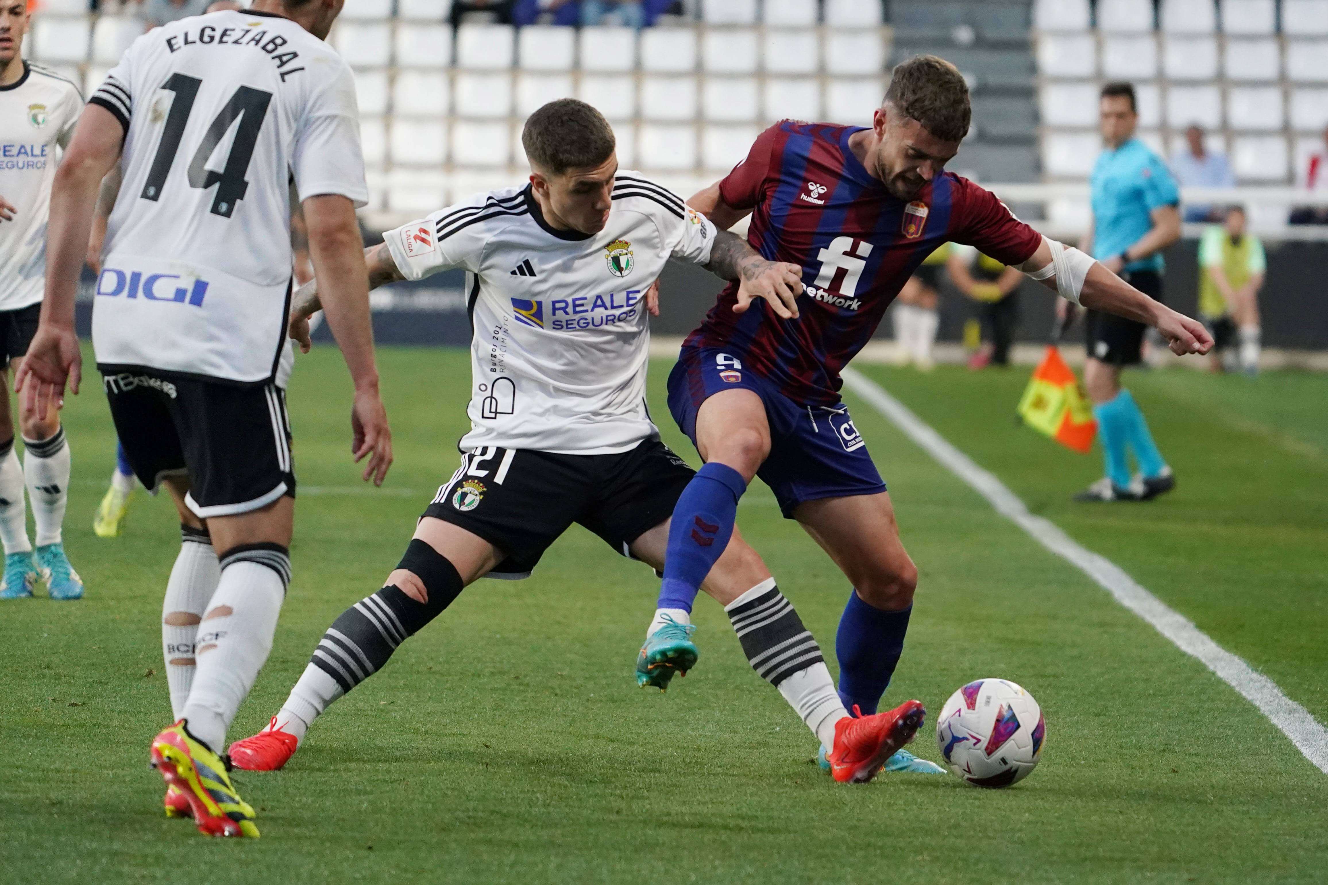  El Burgos CF durante un partido de LaLiga Hypermotion (Cordon Press)
