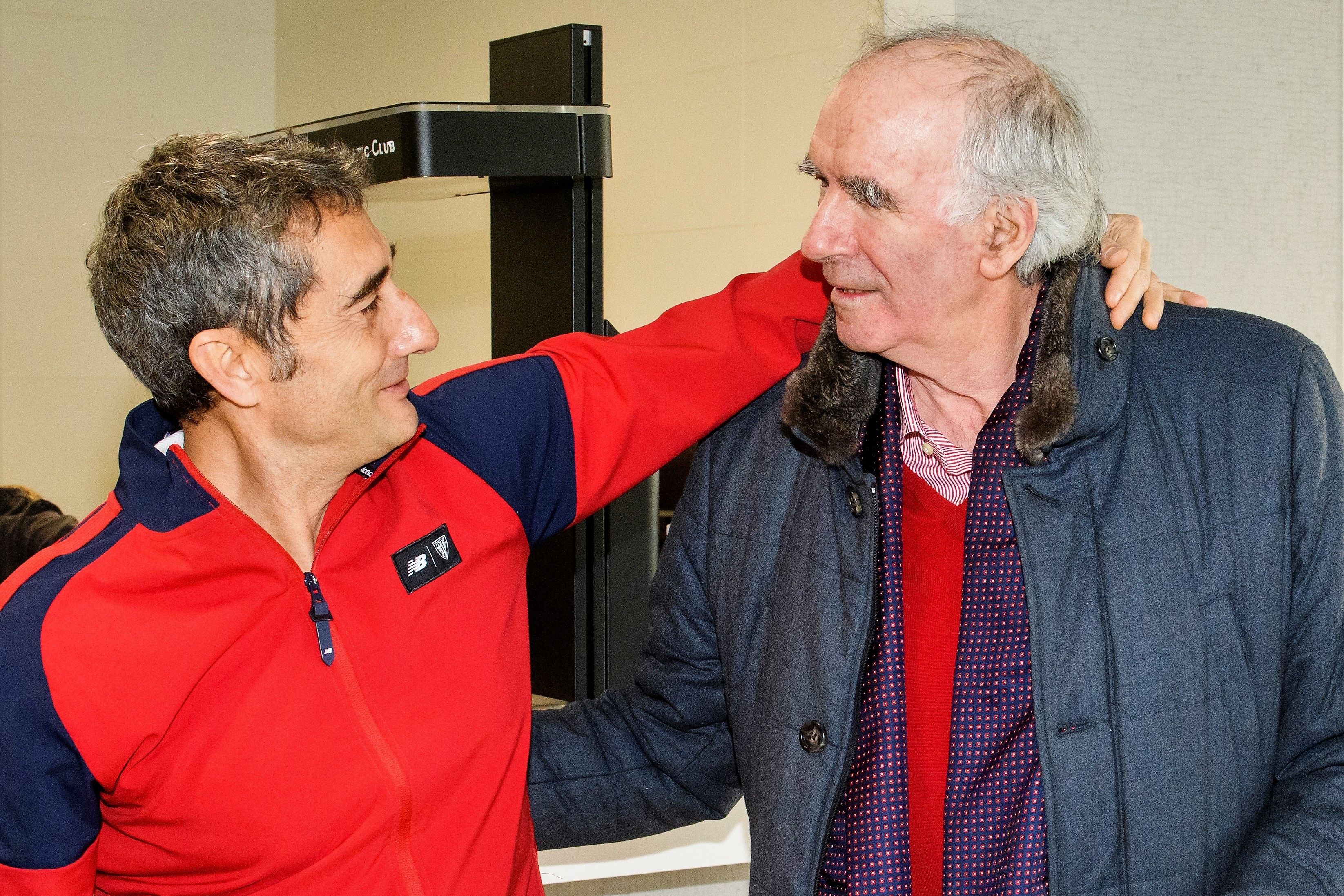 Ernesto Valverde felicita a 'El Txopo' Iribar por su 80 cumpleaños en Lezama.