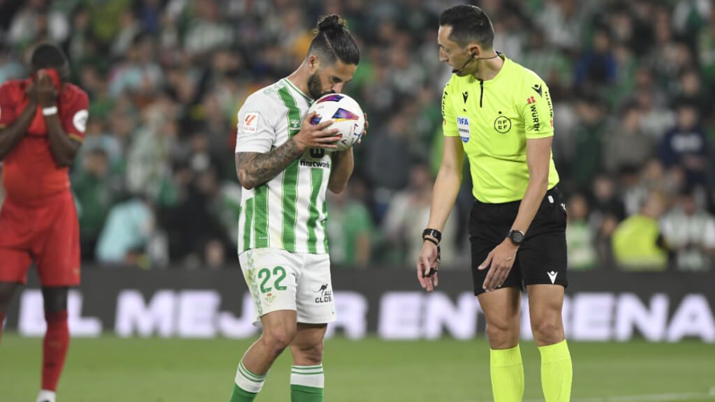  Isco Alarcón besando el balón antes de tirar el penalti (Fuente: Kiko Hurtado)