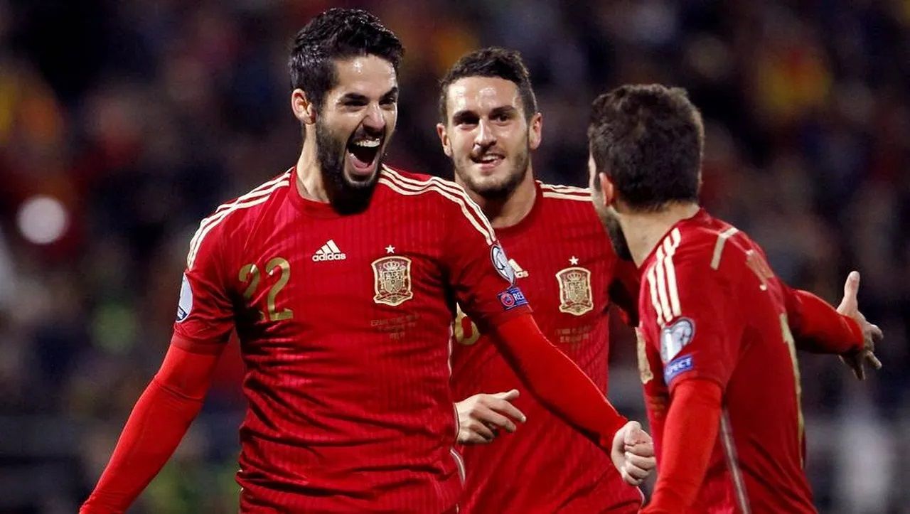 Isco y Koke celebran un gol con España.